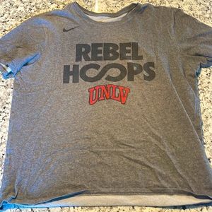 NIKE UNLV Runnin’ Rebels Men’s basketball extra large gray short sleeve shirt